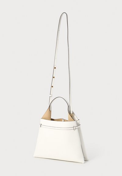 Bolso de mano de cuero blanco con forma triangular, que cuenta con una correa larga para el hombro, asas superiores y una textura suave. El interior es marrón claro.