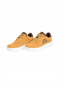 Zapatillas de ante amarillas con suela de goma blanca, con acentos marrones y un logo en el costado. Diseño clásico de cordones con detalles perforados.