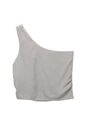 Sivi krojeni top s jednim ramenom napravljen od mekog materijala, sa opuštenim krojem i nabranim detaljem sa strane, s glatkom, mat teksturom.
