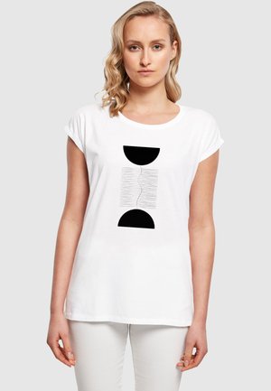 Weißes Baumwoll-T-Shirt mit umgeschlagenen Ärmeln, das auf der Vorderseite ein schwarzes grafisches Design aus Halbkreisen und gewellten Linien aufweist.