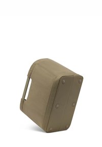 Otómana rectangular beige de tela y cuero con asa de metal y seis pies protectores en la parte inferior, inclinada de lado.