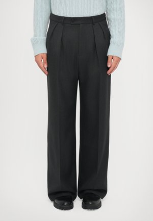 SINGLE PLEAT TROUSER - Kelnės - jet black