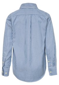 Modrá a bílá pruhovaná košile s dlouhým rukávem a límečkem na knoflíky, s zaobleným lemem a manžetami zapínanými na knoflíky.