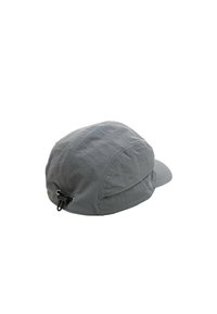 Gorra gris con visera curvada, hecha de tejido ligero. Presenta un ajuste en la parte trasera para mayor comodidad y costura decorativa en el panel superior.