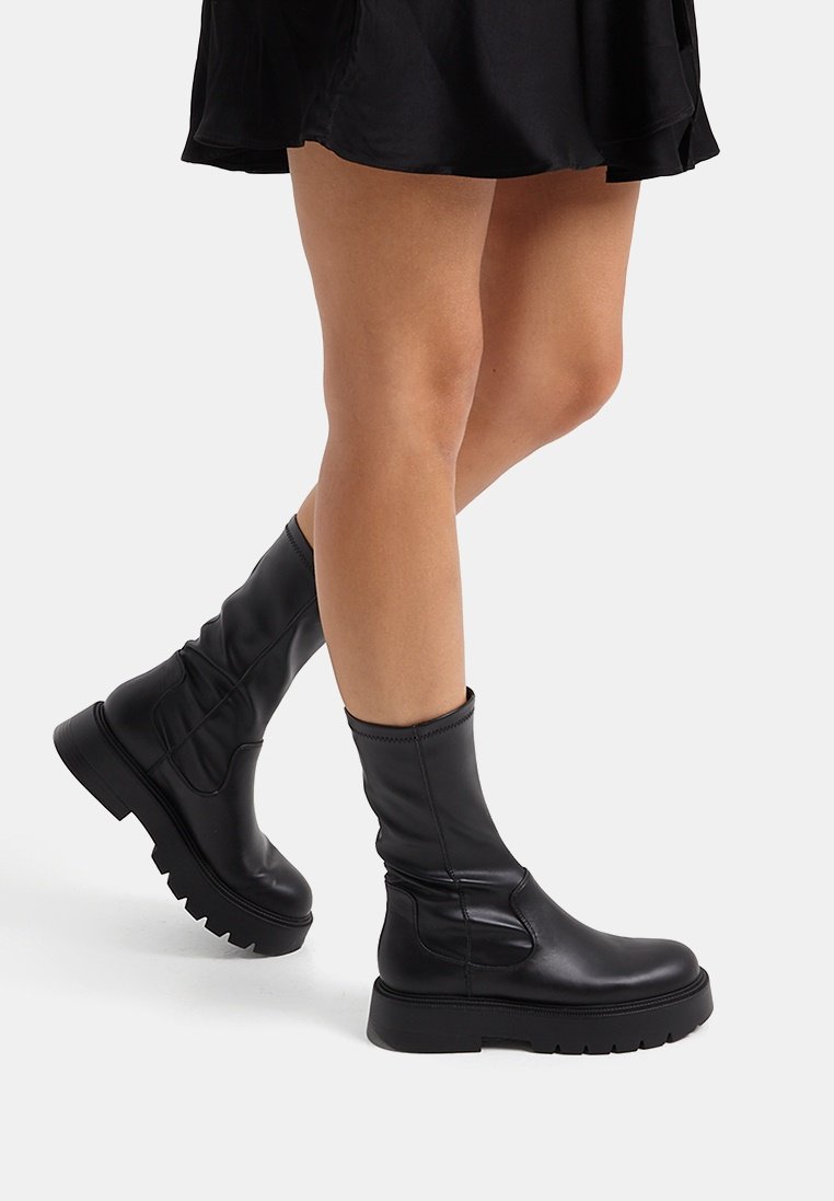 stivaletti neri con plateau