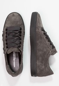 Sneakers in suede grigio con lacci in satin nero, lati texturizzati, design a profilo basso e suole in gomma. Presentano dettagli di cucitura sulla parte superiore.
