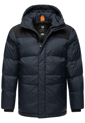 Mørkeblå puffjakke med et sort øverste område, hætte, frontlynlås og to store lommer. Har yderligere orange detalje ved kraven.
