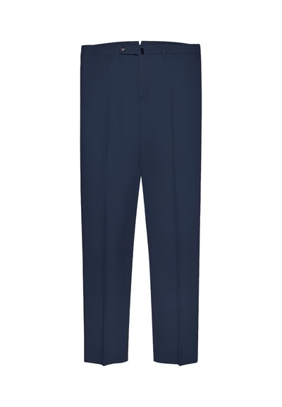 Granatowe, dopasowane spodnie damskie z plisami z przodu, szlufkami na pasek, zapięciem na guzik i suwak, prezentowane na białym tle.