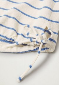 Tissu rayé avec des lignes bleues et blanches. Présente une fermeture à cordon avec un nœud, fabriqué à partir d'un matériau doux et texturé.