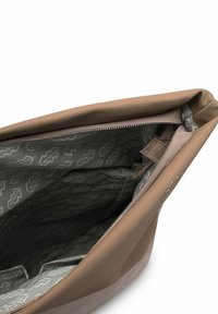 Hnědá, strukturovaná taška se zipovým uzavřením, která ukazuje světle šedý interiér se geometrickým vzorem. Hladké povrchy a bezpečné uložení.