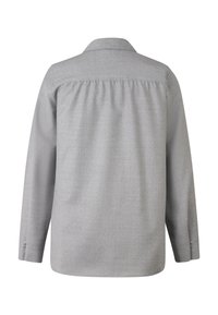 Helles graues Langarmshirt mit Raffung über dem oberen Rücken und knöpfbaren Manschetten, von der Rückseite gezeigt.