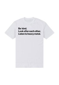 Camiseta de algodón blanca con texto negro en negrita: "Sé amable. Cuidaos los unos a los otros. Escucha heavy metal." Mangas cortas, cuello redondo.