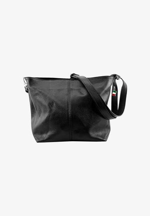 Sac à main en cuir noir avec une finition texturée, bandoulière réglable et un subtil accent du drapeau italien. Ouvert sur le dessus sans fermetures visibles.