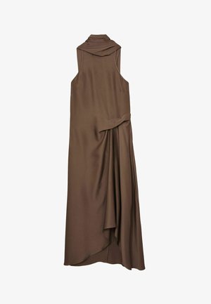 Ärmelloses braunes Maxikleid mit drapiertem Lagen-Detail und hohem Kragen, gefertigt aus glattem, fließendem Stoff.