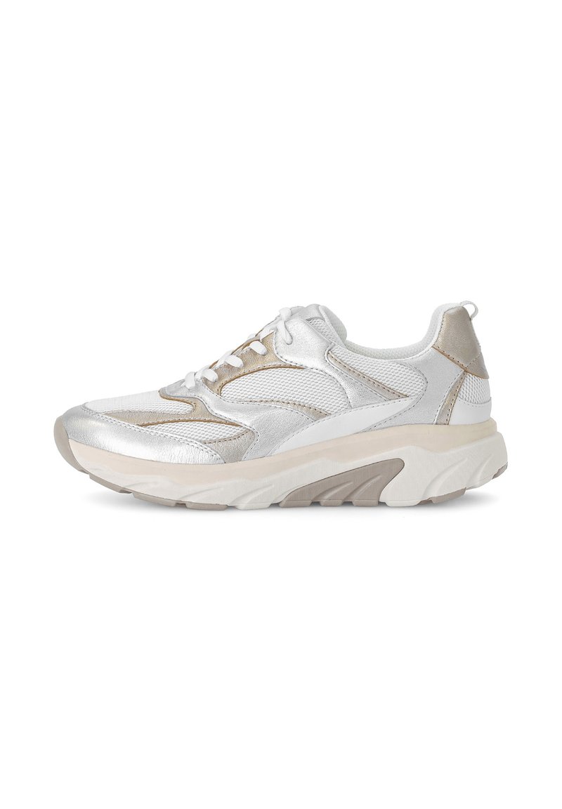 Zilveren sportieve sneaker van mesh- en leer materialen, met een ronde teen, gestructureerde accenten en een dikke witte en beige zool.