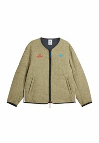 Pikowana oliwkowa kurtka z czarnymi akcentami, z przodu na zamek błyskawiczny oraz haftowanymi niebieskimi i czerwonymi logo. Posiada zaokrąglony dół i boczne kieszenie.