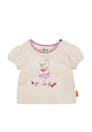 Hellrosa Babyshirt mit Puffärmeln, verziert mit einem Teddybären, der Kirschen hält, und verstreuten Kirschen am unteren Vorderteil.