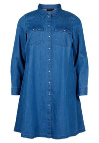 Jeanskleid mit Kragen, langen Ärmeln, zwei Brusttaschen und durchgehender Knopfleiste. Die Farbe ist Mittelblau mit einer glatten Textur.