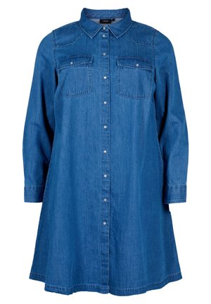Jeanskleid mit Kragen, langen Ärmeln, zwei Brusttaschen und durchgehender Knopfleiste. Die Farbe ist Mittelblau mit einer glatten Textur.