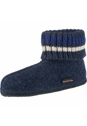 Marineblaue Wollschlappen mit einem gestrickten Bündchen, das blau, weiß und dunkelblaue Streifen zeigt. Weicher Stoff mit einer flachen Sohle und einem Logo-Tag an der Seite.