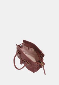 Borsa a mano in pelle bordeaux con una superficie leggermente texturizzata, dettagli in hardware dorato e un interno aperto rivestito in tessuto chiaro.