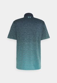 Polo triko s krátkým rukávem v námořnické modré barvě a s pruhy v gradientu teal, s límečkem a logem Under Armour na zadní straně.