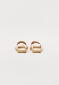 Sandali espadrille con tomaia in morbido tessuto rosa, suola intrecciata simile al sughero, apertura sul retro e doppie cinghie regolabili per una vestibilità sicura.