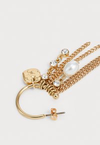 Guldørering i hoop med faldende kæder, en perle og klare rhinsten. Teksturerede metalaccenter forbedrer det samlede design.