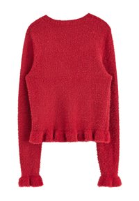 Roter, flauschiger Pullover mit langen Ärmeln, einem runden Ausschnitt sowie einem gerafften Saum und Bündchen. Die Textur ist weich und plüschig.