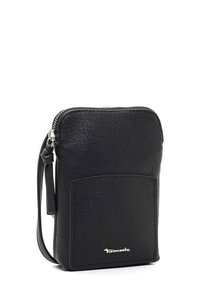 Borsa nera in pelle con una finitura testurizzata, dotata di chiusura con zip, tasca frontale e una tracolla corta. Include un accento con logo argentato.