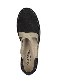 Schwarzer perforierter Lederschuh mit einem beigen elastischen Riemen. Verfügt über eine beigefarbene Innensohle und sichtbare Nähte, die das Design unterstreichen.