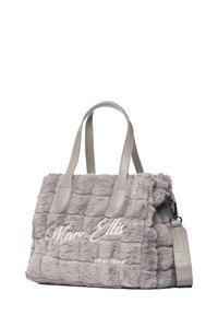 Sac à main en fausse fourrure grise avec texture matelassée, poignées en cuir synthétique gris, logo brodé blanc, avec une bandoulière détachable.