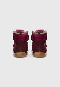 Bottes montantes avec un design en daim bordeau et en maille, dotées d'une doublure en fourrure douce, de bandes roses réglables et d'une semelle en caoutchouc.