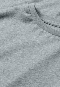 Lichtgrijze katoenen t-shirtstof met een ronde hals, met een gladde textuur en platte naden zonder waarneembare patronen of versieringen.