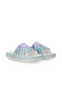 Sandály s otevřenou špičkou v tie-dye vzoru pastelových barev – zelené, fialové a modré. Texturovaný textilní svršek s bílou gumovou podrážkou.