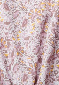 Rosa och vit tyg med ett blommönster i bruna och gula accenter, som visar en mjuk textur och intrikat design.