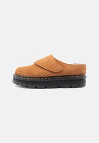Hnědé semišové boty na slip-on s širokým páskem, černou platformovou podrážkou, žlutým šitím a texturovanou gumovou podrážkou.