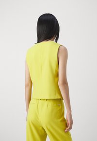 DKNY BUTTON WELT POCKET VEST - Liemenė - citrine
