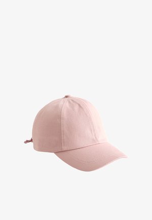 Gorra de béisbol rosa claro con visera curvada y correa ajustable en la parte posterior, mostrada sobre un fondo blanco.