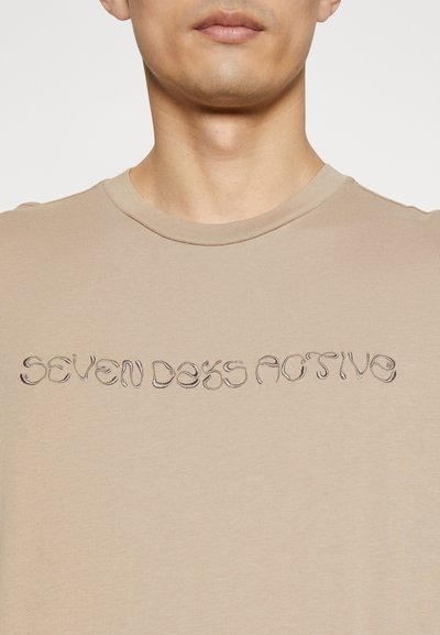 7 DAYS Active LOGO TEE UNISEX - T-shirt z nadrukiem
