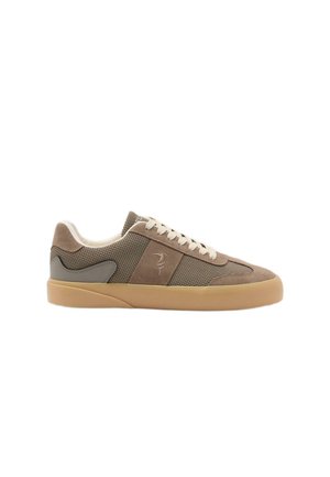 Sneaker beige a taglio basso con pannelli in mesh e suede, lacci bianchi, suola in gomma e piccolo logo ricamato a forma di uccello sul lato.