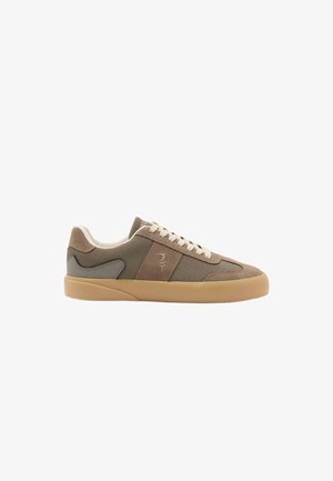 Beige sneaker med lavt skaft med mesh- og ruskindspaneler, hvide snørebånd, gummisål og lille broderet fuglelogo på siden.