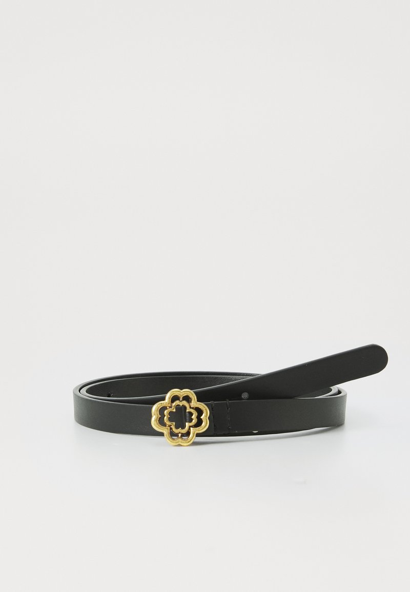 Cinturón de cuero negro con una hebilla dorada en forma de flor con diseño recortado. El cinturón es delgado y flexible, con una textura suave.