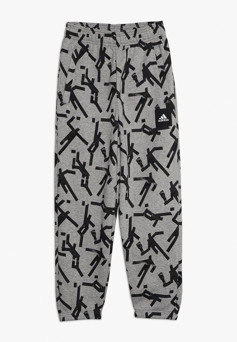 Szare dresy z czarnym abstrakcyjnym wzorem, elastycznym paskiem w talii, bocznymi kieszeniami oraz małą naszywką z czarnym logo Adidas.