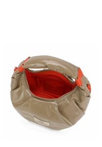 Sac à main en cuir verni beige avec une poignée orange, une fermeture éclair et un intérieur rouge comprenant une petite poche zippée.