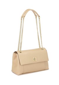 Bež usnjena torbica z zlatim kovinskim verižnim naramnicam, pravokotne oblike, gladke teksture in sprednjim poklopcem z zlatim logotipom na zaponki.