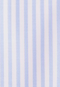 Tissu blanc avec des rayures verticales bleu clair régulièrement espacées, présentant un subtil motif en chevrons.