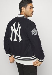New Era MLB NEW YORK YANKEES PATCH VARSITY  - Vereinsmannschaften - navy/white