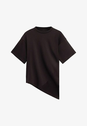 Maglietta nera a maniche corte con scollo rotondo e orlo asimmetrico inclinato diagonalmente da sinistra a destra.