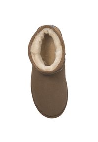 Pantofole in suede marrone con una morbida e soffice fodera interna. Design arrotondato con una vestibilità aderente alla caviglia e dettagli di cucitura minimi.